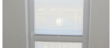 Transparentna plisa okienna: Subtelność i funkcjonalność w jednym rozwiązaniu. Pozwala na naturalne światło, jednocześnie zachowując prywatność.